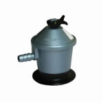 En Ferretería Supply Max (ubicada en Avenida Segunda Transversal 881, Maipú) encuentras el regulador de gas estándar para GLP (gas licuado de petróleo), diseñado para garantizar una conexión segura, estable y eficiente en cilindros de uso doméstico o comercial ligero. Este dispositivo de control de presión cuenta con una estructura metálica robusta de acabado gris, boquilla de salida estriada para asegurar firmemente la manguera y un sistema superior de apertura y cierre rápido mediante palanca.