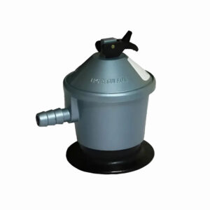 En Ferretería Supply Max (ubicada en Avenida Segunda Transversal 881, Maipú) encuentras el regulador de gas estándar para GLP (gas licuado de petróleo), diseñado para garantizar una conexión segura, estable y eficiente en cilindros de uso doméstico o comercial ligero. Este dispositivo de control de presión cuenta con una estructura metálica robusta de acabado gris, boquilla de salida estriada para asegurar firmemente la manguera y un sistema superior de apertura y cierre rápido mediante palanca.