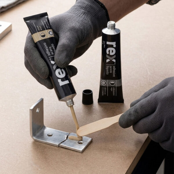El Adhesivo Acero Líquido Rex de 56 g es una soldadura en frío de tipo epóxica bi-componente ideal para reparaciones exigentes e industriales.
